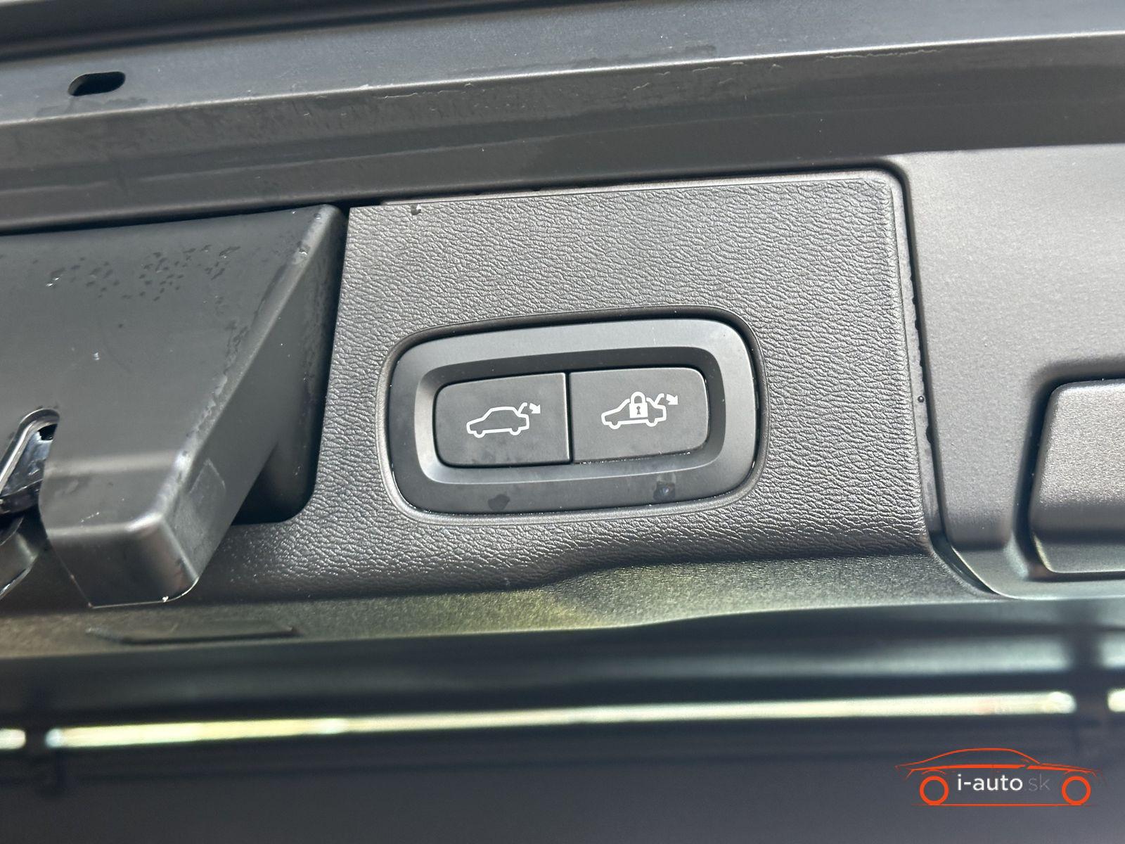Volvo XC60 T6 Plug-In AWD Essential za 42400€