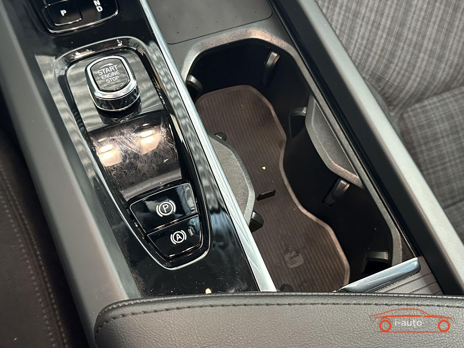 Volvo XC60 T6 Plug-In AWD Essential za 42400€