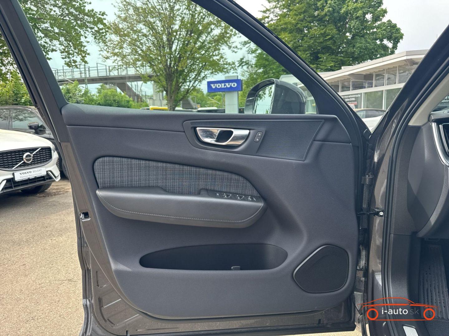 Volvo XC60 T6 Inscription Expression Recharge Plug-In  za 44800€