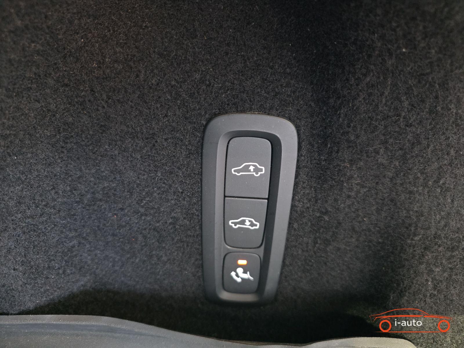Volvo XC60 T8 Plus Bright Recharge AWD za 40330€