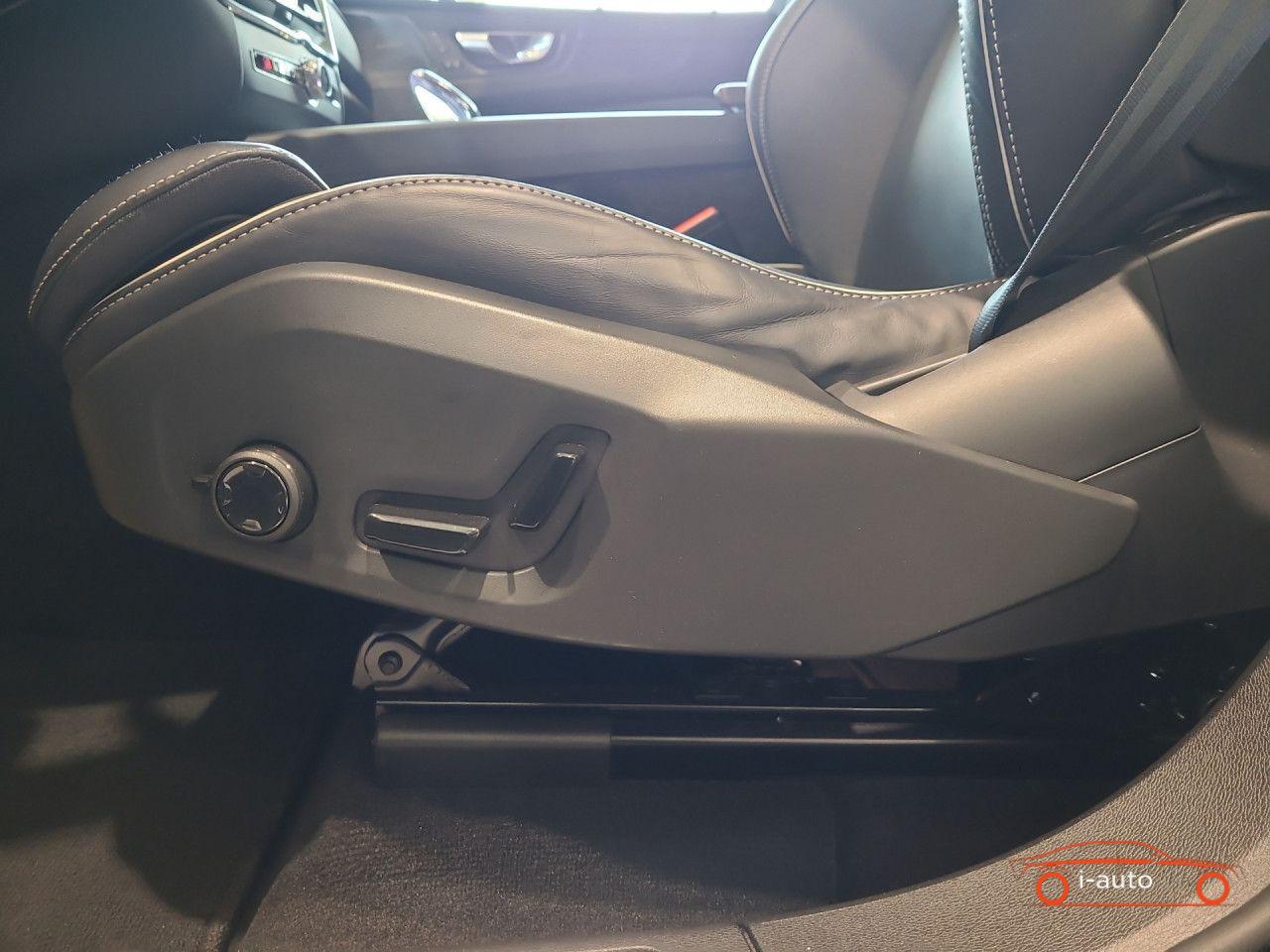 Volvo XC60 B5 Plus Dark AWD za 41990€