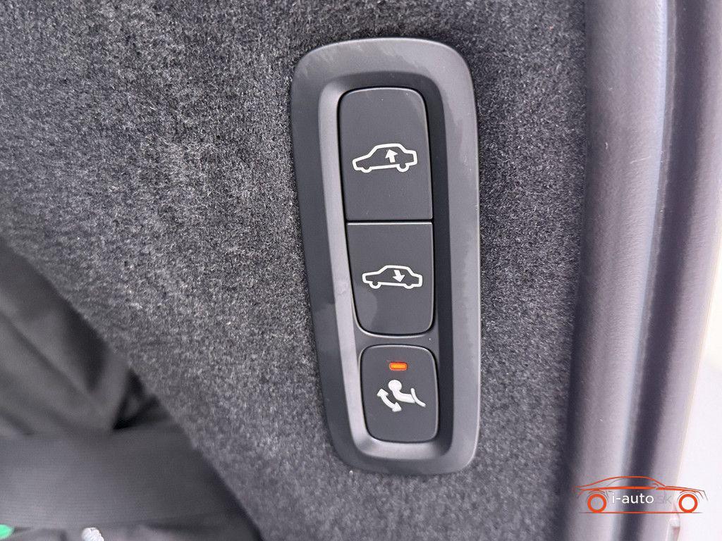 Volvo XC90 T8 Ultra Dark Plug-In Hybrid AWD za 82500€