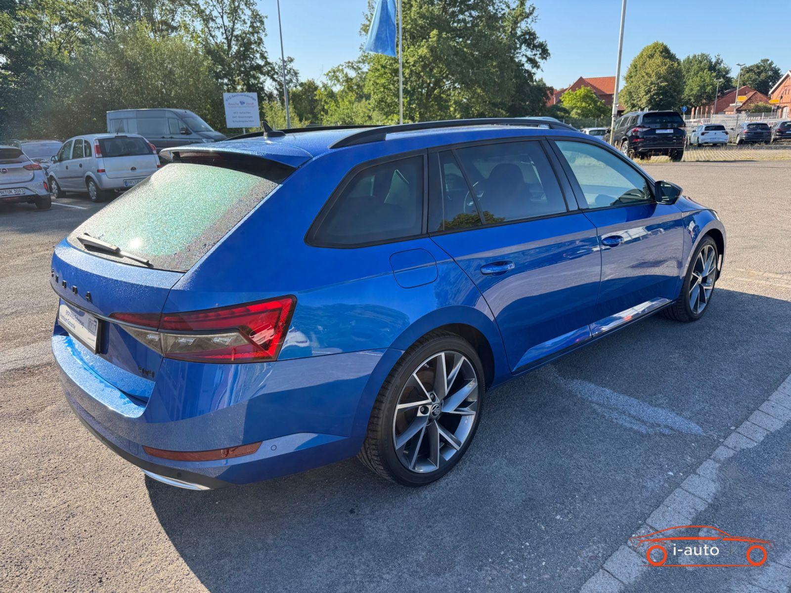 Skoda Superb Combi Combi Sportline 4x4 Panorama/AHK/St.Hzg. za 35900€