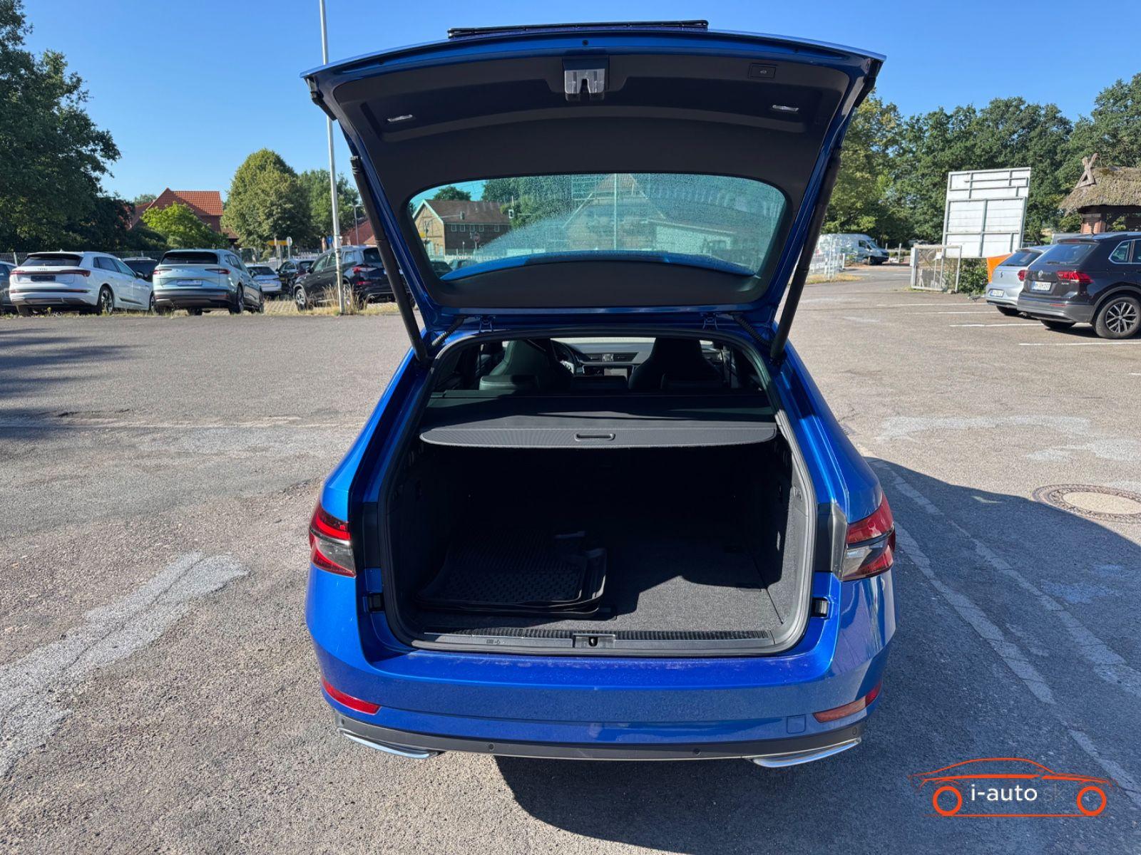 Skoda Superb Combi Combi Sportline 4x4 Panorama/AHK/St.Hzg. za 35900€