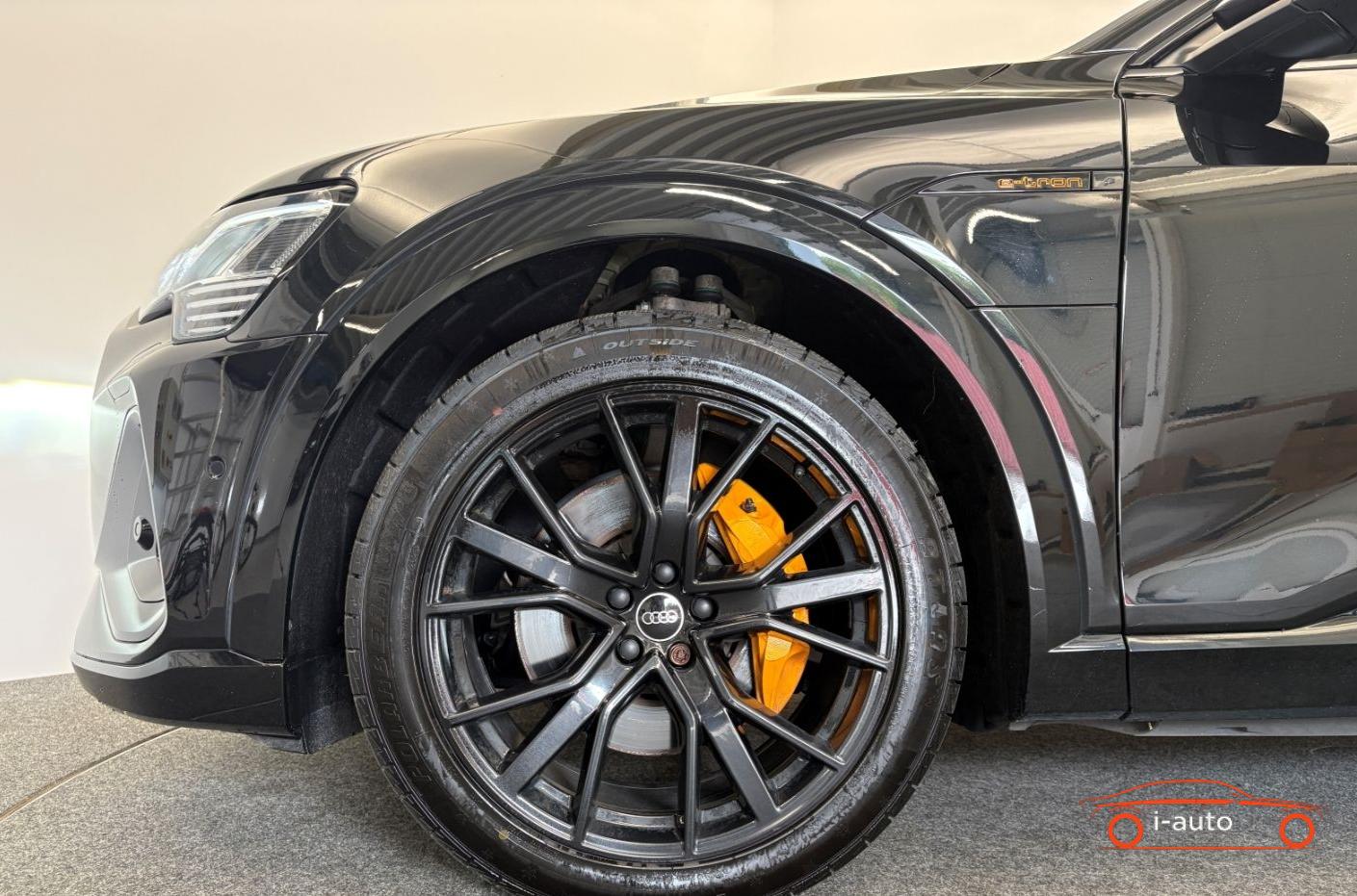 Audi e-tron 55 quattro S line Black Edition za 36600€