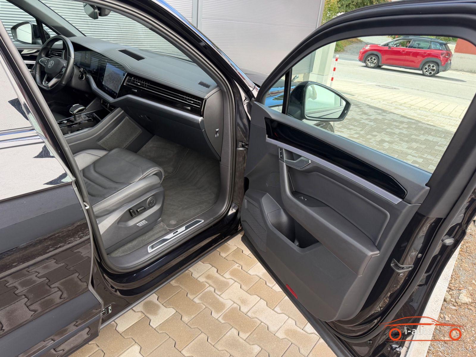 Volkswagen Touareg 3.0 TDI R-Line Black Style za 43500€