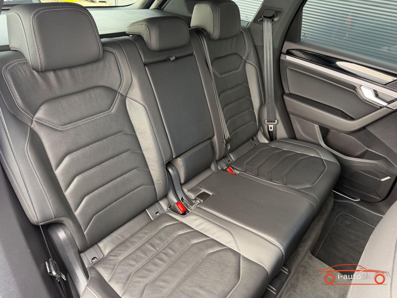 Volkswagen Touareg 3.0 TDI R-Line Black Style za 43500€