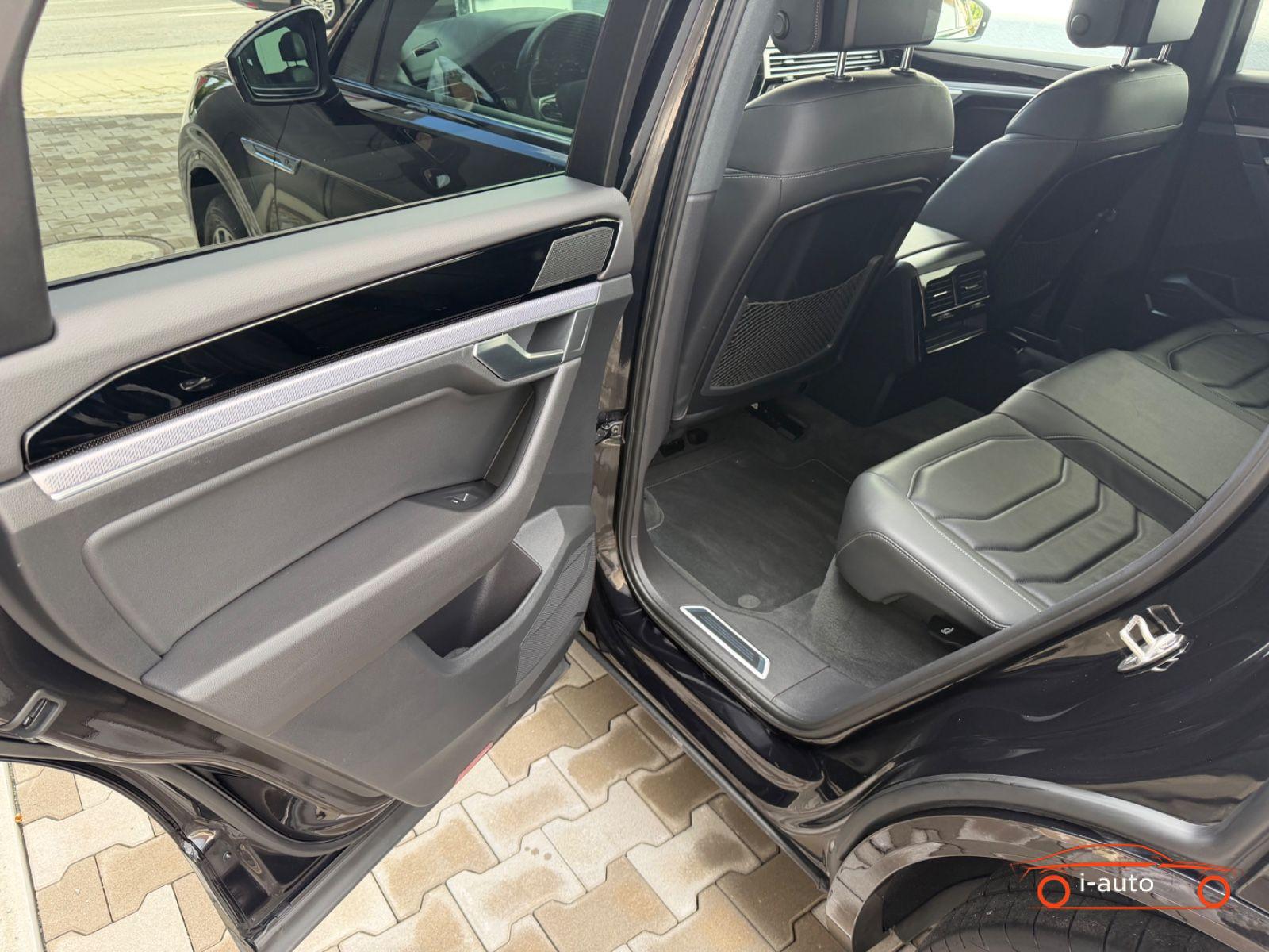 Volkswagen Touareg 3.0 TDI R-Line Black Style za 43500€