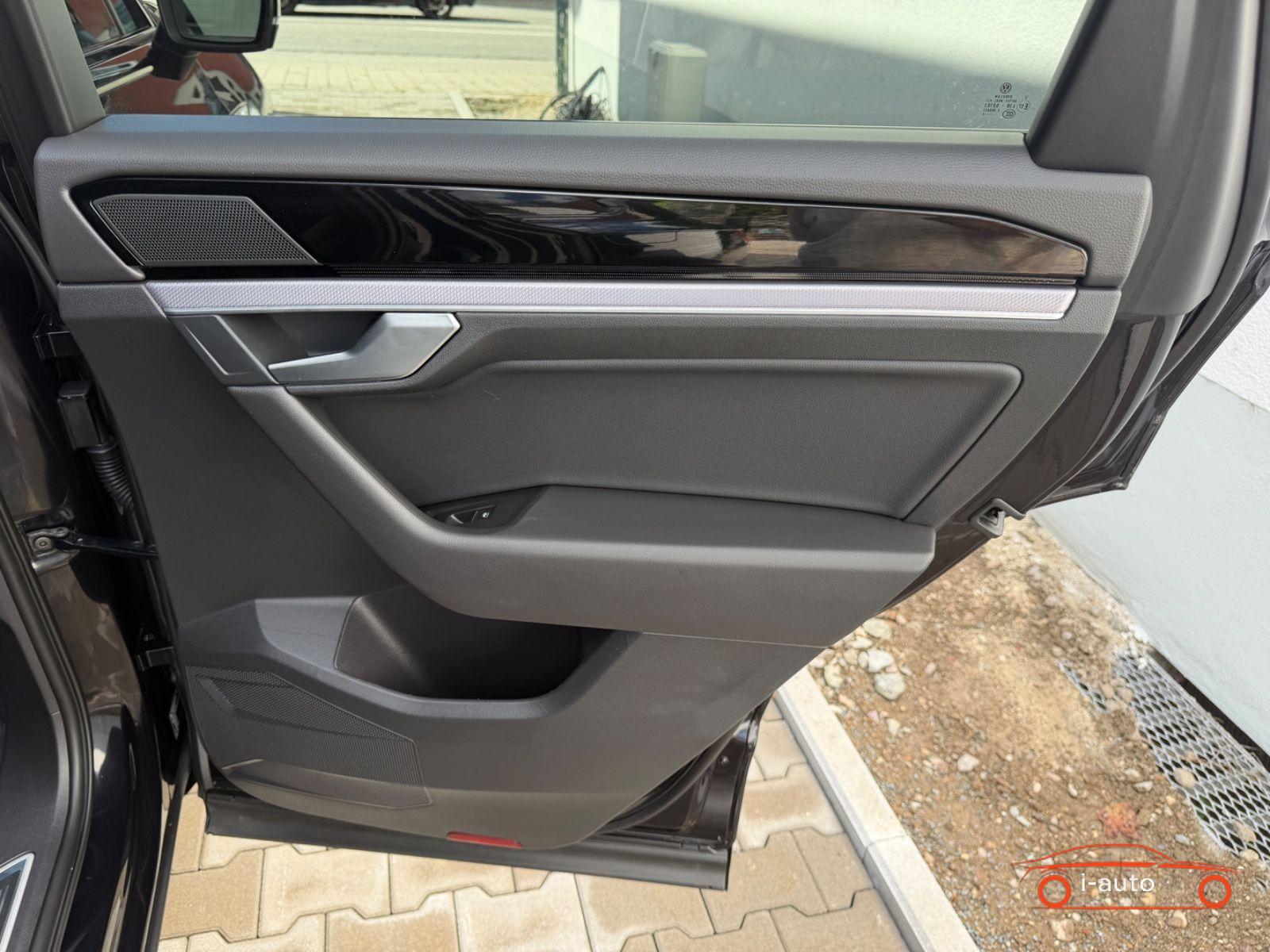 Volkswagen Touareg 3.0 TDI R-Line Black Style za 43500€