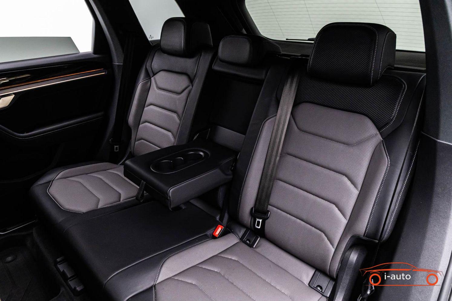 Volkswagen Touareg 3.0 TDi 4M R-LINE za 43500€